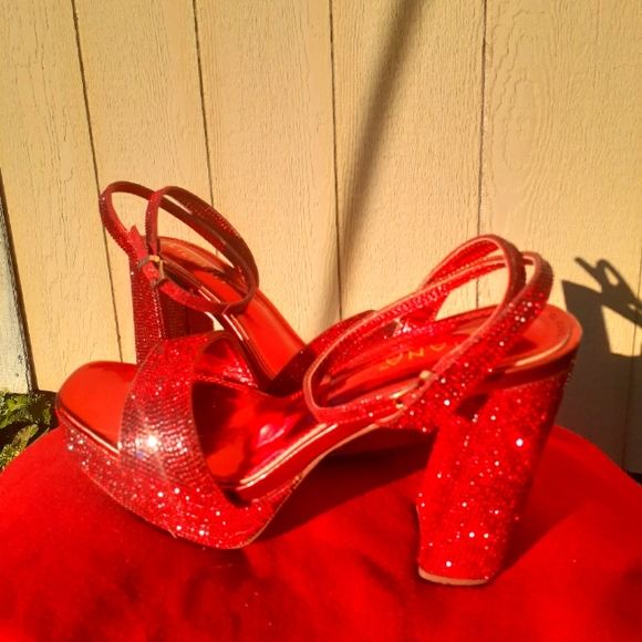 Gorgeous red heels size 8 and 1/2 - Picture 2 of 2